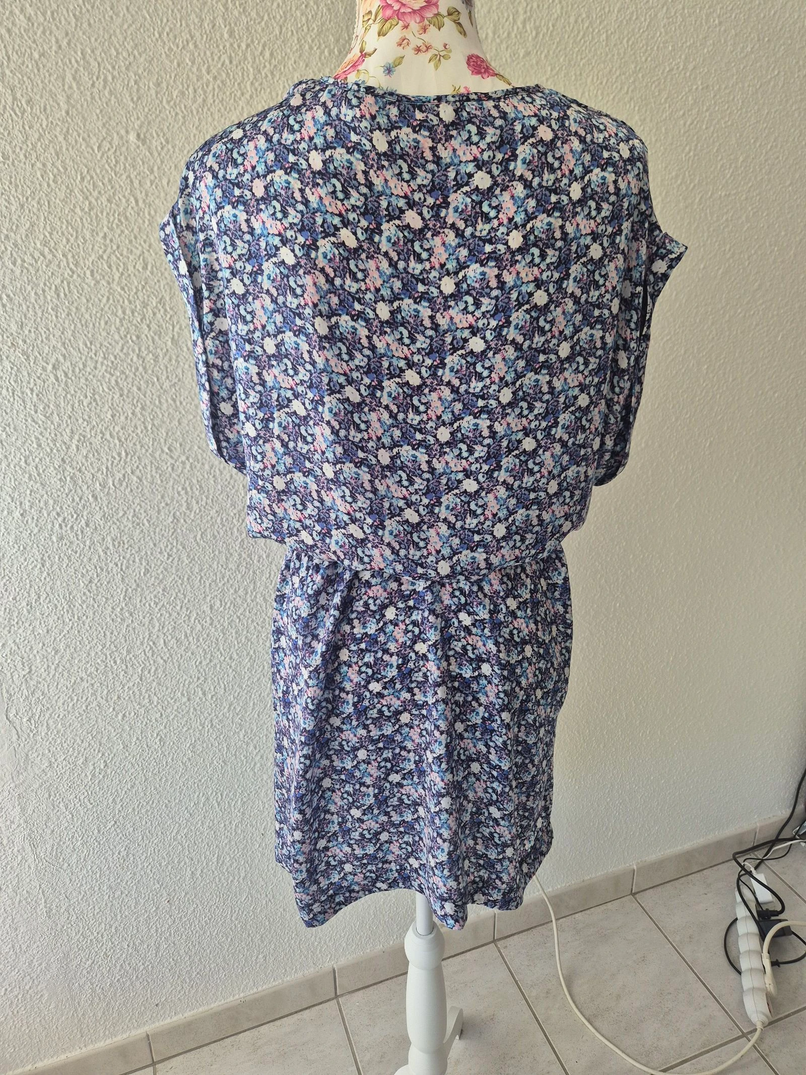 Mango Basic gebloemde jurk in blauw paars maat M, vloeiende jurk met korte mouwen voor lente en zomer – photo 4